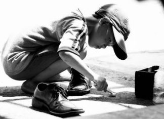 Câu chuyện có thật về cậu bé đánh giày lương thiện trở thành diễn viên nổi tiếng Câu chuyện có thật về cậu bé đánh giày lương thiện trở thành diễn viên nổi tiếng