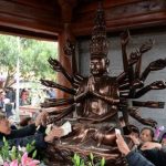 Dúi tiền lẻ vào tay Phật: Văn hóa người Việt ở đâu? Dúi tiền lẻ vào tay Phật: Văn hóa người Việt ở đâu?