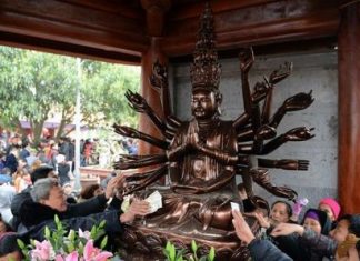 Dúi tiền lẻ vào tay Phật: Văn hóa người Việt ở đâu? Dúi tiền lẻ vào tay Phật: Văn hóa người Việt ở đâu?