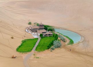 Nguyệt Nha Tuyền trên Con Đường Tơ Lụa Nguyệt Nha Tuyền trên Con Đường Tơ Lụa