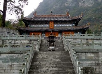 Võ Đang hùng vĩ và cổ kính Võ Đang hùng vĩ và cổ kính