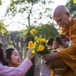Mang y bát đẹp bị Phật quở Mang y bát đẹp bị Phật quở