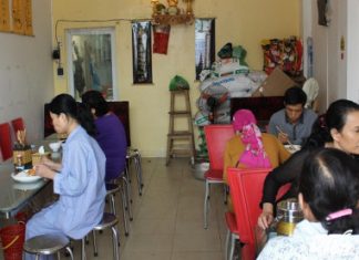 Quán cơm chay của người phụ nữ ung thư thoát khỏi “án tử” Quán cơm chay của người phụ nữ ung thư thoát khỏi "án tử"
