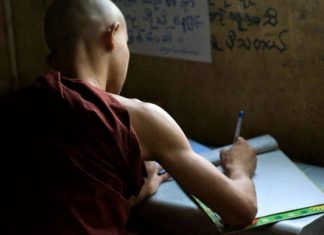 Tìm tĩnh lặng trong mâu thuẫn cuộc đời Tìm tĩnh lặng trong mâu thuẫn cuộc đời