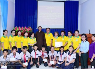 Quỹ Từ Thiện Tu Viện Tường Vân Tặng Học Bổng Cho HS-SV Nghèo Huyện Bình Chánh 4-10
