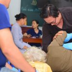 TVTV: Đoàn y tế hội nắn chỉnh cốt khoa khám chữa bệnh miễn phí cho bà con địa phương. kham benh 10