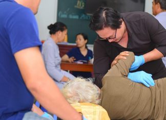 TVTV: Đoàn y tế hội nắn chỉnh cốt khoa khám chữa bệnh miễn phí cho bà con địa phương. kham benh 10