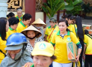 TVTV: Tặng 538 phần quà Tết cho đồng bào nghèo H. Trà Ôn – T. Vĩnh Long. phat qua 11012020 14