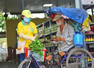 TVTV: Ngày đầu tiên mở cửa Chợ Tình Thương 0 Đồng nhân mùa Phật Đản 2564. cho tinh thuong 0 dong 22