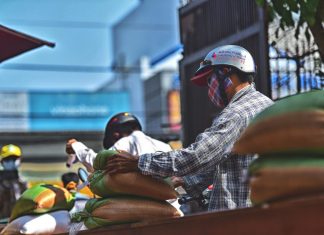 TVTV: Trao Tặng 285 phần quà cho những lao động nghèo bị bế tắc, do Covid – 19 kéo dài. phat qua covid 1704 37
