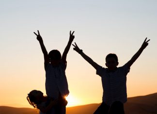 Đừng bao giờ quên mỉm cười con nhé!!! jude beck MLizaJbVQIM unsplash
