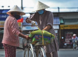 TVTV: Trao Tặng 430 phần quà cho đồng bào nghèo thị trấn Tân Túc – huyện Bình Chánh. phat qua 2908 11
