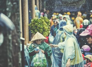 TV Tường Vân: Chuyến cứu trợ đồng bào lũ lụt tại Quảng Trị cuu tro quang tri 2020 17