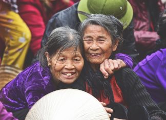 TV Tường Vân: Chuyến cứu trợ đồng bào lũ lụt tại Quảng Bình ha tinh 2