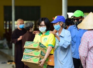 TVTV: Trao Tặng 515 phần quà cho bà con thị trấn Tân Túc – huyện Bình Chánh phat qua tuong van 2701 24