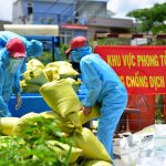 TVTV: Trao tặng hơn 100 triệu đồng cho 114 gia đình trong khu cách ly dịch Covid, tại KP3 – TT. Tân Túc – Bình Chánh ho tro covid 19 20