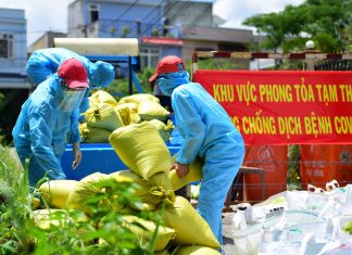 TVTV: Trao tặng hơn 100 triệu đồng cho 114 gia đình trong khu cách ly dịch Covid, tại KP3 – TT. Tân Túc – Bình Chánh ho tro covid 19 20