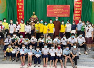 TVTV: Tiếp sức đến trường cho 45 HS – SV của TT. Tân Túc – H. Bình Chánh hoc bong tan tuc 2612 13