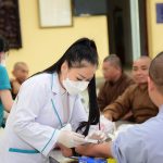 TVTV: Đoàn Y – Bác Sĩ PKĐK Quốc Tế Việt Healthcare Khám Bệnh Cho Chư Hành giả Tại Trường Hạ Tu Viện Tường Vân DSC 0667