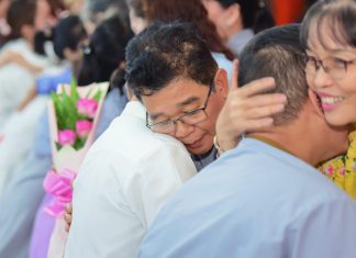 TVTV: Thuyết pháp và thắp nến tri ân: “Gánh con, gánh cả cuộc đời” vu lan 2023 thap nen tri an (64)