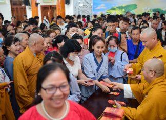 TVTV: Phật tử viếng chùa, lễ Phật mùng 1 Tết Giáp Thìn – 2024 mung 1 2024 (17)