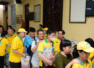 TVTV: Trao tặng 950 phần quà Tết cho quý bà con nghèo tại huyện Bình Chánh và các quận lân cận trên địa bàn Thành phố. phat qua tuong van 012023 (35)