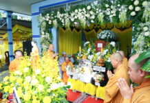 TIỄN BIỆT MẸ HIỀN – Người Đã Lặng Thầm Hy Sinh Suốt Một Hành Trình Tu Tập Và Hoằng Pháp Của Con dam tang ba co (32 of 205)