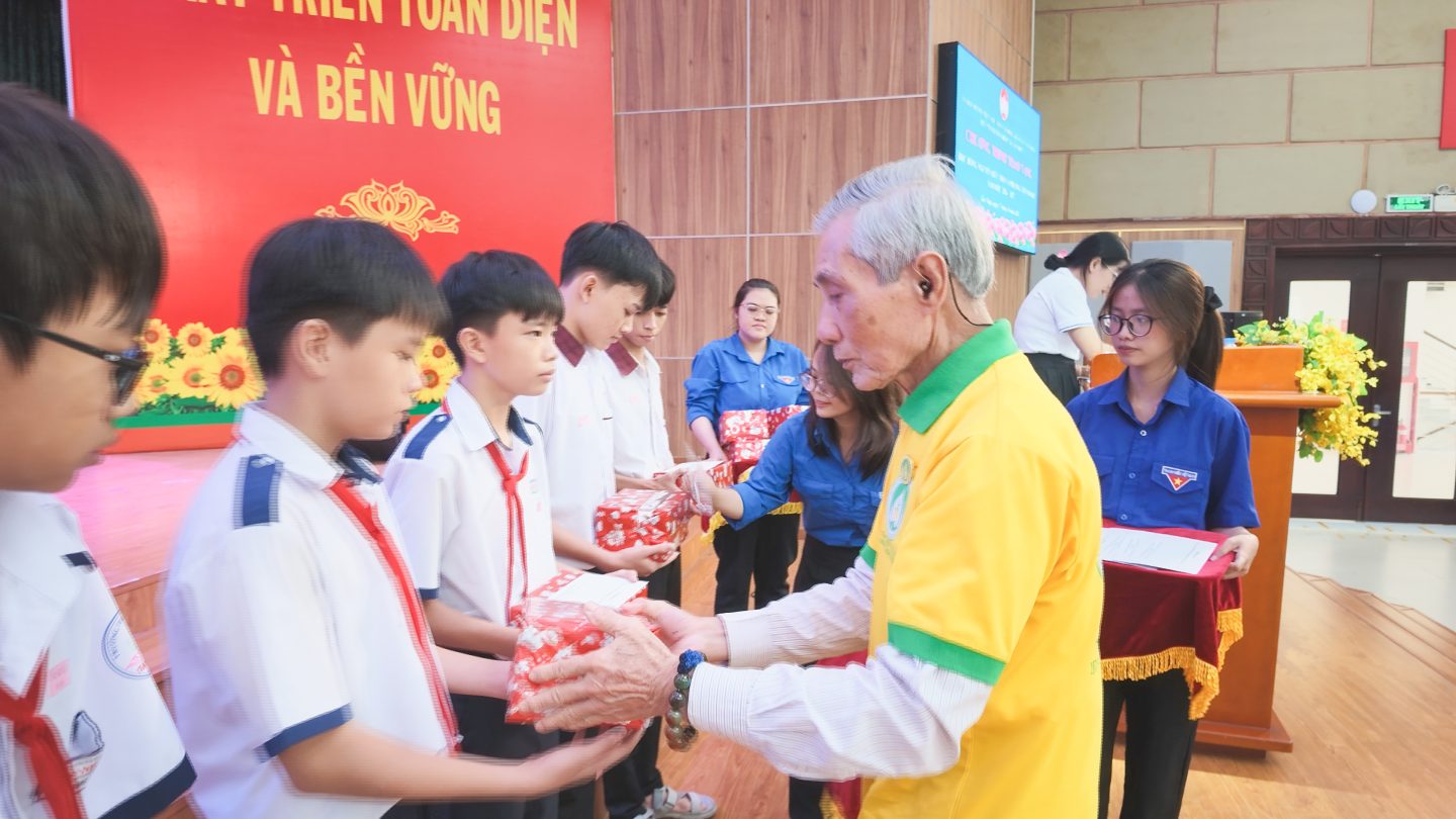 trao hoc bong tan nhut (10 of 15)